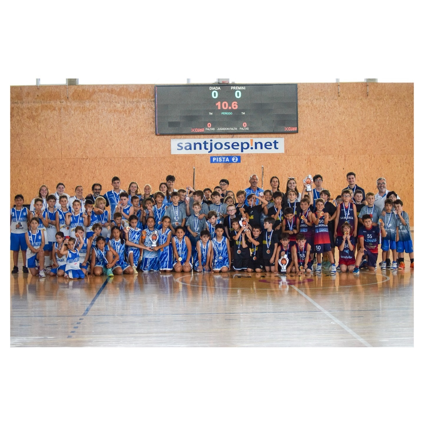 El torneo Premini organizado por C.R.I.C. SES SALINES el pasado sábado fue un día increíble. Fue una jornada llena de energía, diversión y mucho deporte, donde los más pequeños nos mostraron su pasión y talento.Queremos dar un enorme GRACIAS a todos los equipos que participaron, y un especial aplauso a nuestros amigos de @can_canto_ibizabasket @cb_sa_bodega @baskettrasmapiformentera @esporlesbc ¡Vuestro espíritu deportivo y entusiasmo hicieron del torneo una experiencia inolvidable!No podemos olvidar a nuestros increíbles patrocinadores, Bfit Ibiza Sports Club y el Hotel Mirador de Dalt Vila. ¡Gracias por apoyar el deporte infantil y ayudarnos a hacer posible este evento!Aquí os dejamos algunas de las fotos del Torneo y encontrarás más en la página web del club www.cricsessalines.com¡Nos vemos en la próxima edición con más deporte y diversión!#TorneoPremini #CRICSalines #DeporteInfantil #Gracias #BfitIbiza #HotelMiradordeDaltVila #Formentera #Esporles #diversiónenequipo